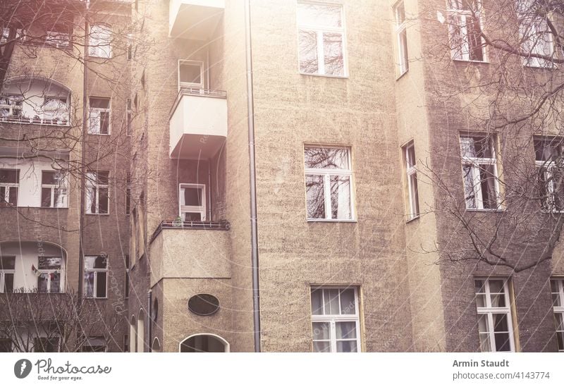 alte, ärmliche Häuser in Berlin, Kreuzberg Appartement Architektur Balkon Klotz Gebäude wertlos Großstadt Beton Detailaufnahme dreckig Europa Fassade Wohnungen