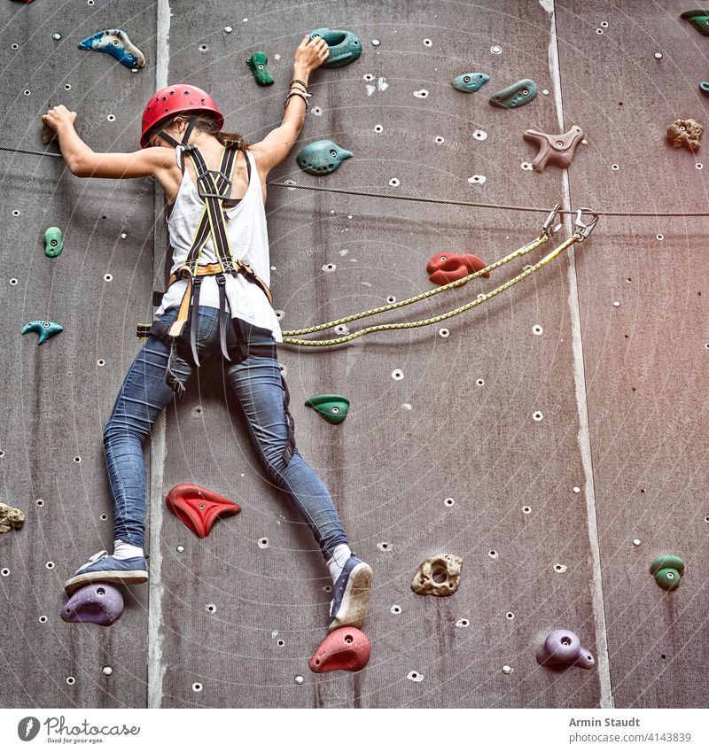 Teenager-Mädchen in einer freien Kletterwand aktiv Aktivität Erwachsener Gleichgewicht Bouldern Aufstieg Aufsteiger Klettern Übung extrem Frau Fitness Spaß Hand