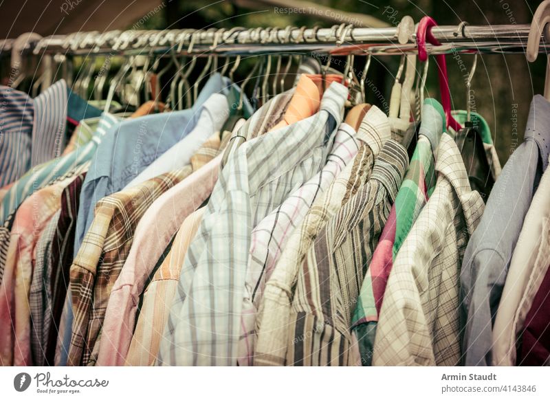 Kleidung auf einem Gestell auf einem Flohmarkt Überfluss Autokofferraumverkauf lässig Kleiderständer Bekleidung Mantel Farbfilter Konsumverhalten zu verkaufen