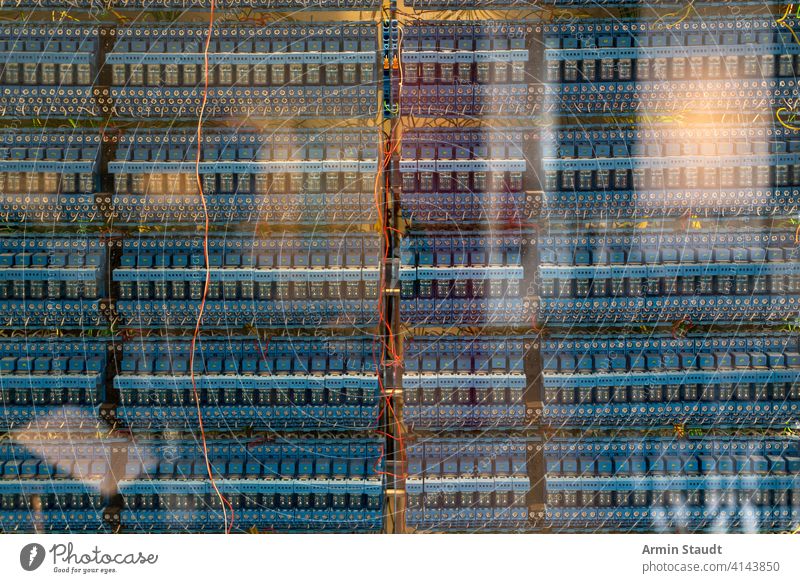 viele alte blaue Relais eines Oldtimer-Computers Hintergrund Holzplatte Kabel Kondensator chaotisch Schaltung Nahaufnahme Mitteilung komplex Anschluss