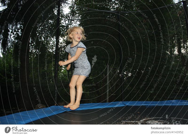 hüpfendes Kind auf Trampolin Kinderspiel Kindheit Lebensfreude Spielen Freude Bewegung springen Glück Fröhlichkeit Mädchen Freizeit & Hobby Lebenskraft gesund