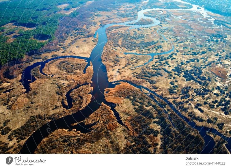Überlaufender Fluss im Tal, Luftaufnahme Natur Antenne Steppe Landschaft Ansicht Textur Feld grün Muster strömen Gelände Dröhnen erstaunlich Wasser Umwelt blau