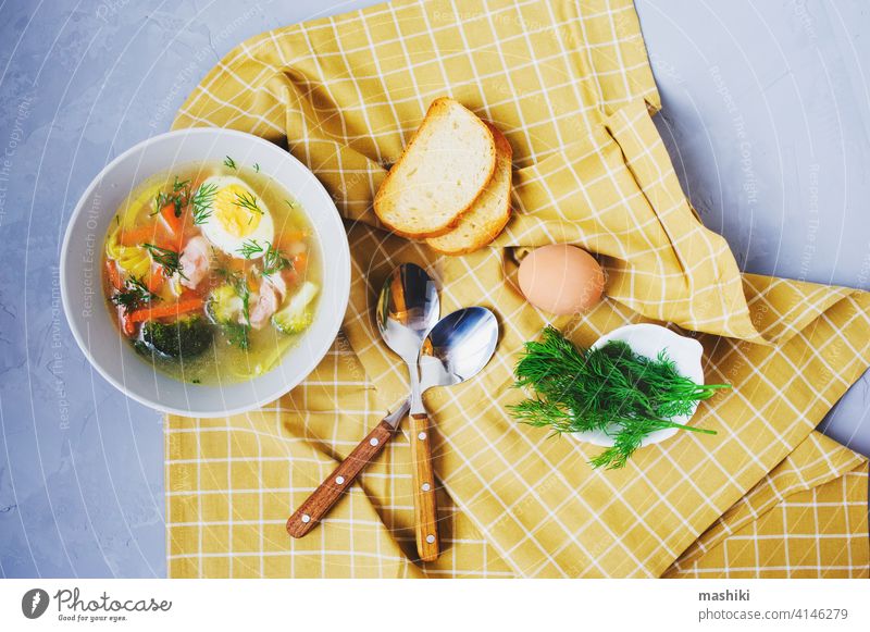 gesunde hausgemachte Hühnernudelsuppe mit Ei, Brokkoli und Karotten, serviert im Teller mit geröstetem Brot Nudel Suppe Hähnchen Gemüse Abendessen Lebensmittel