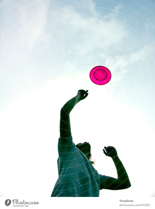 Alle Frisbees fliegen hoch Lifestyle Stil Freude Freizeit & Hobby Spielen Sommer Sportler Jugendliche Arme Finger Himmel Wolken T-Shirt Bewegung fangen