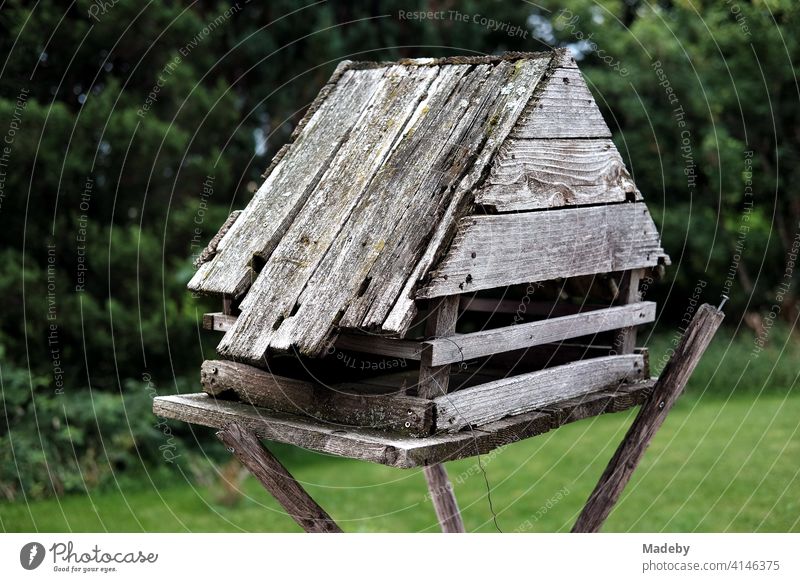 Selbstgebautes Vogelhaus für den Winter aus altem grauen Holz am Waldrand auf einem Bauernhof in Rudersau bei Rottenbuch im Kreis Weilheim-Schongau in Oberbayern