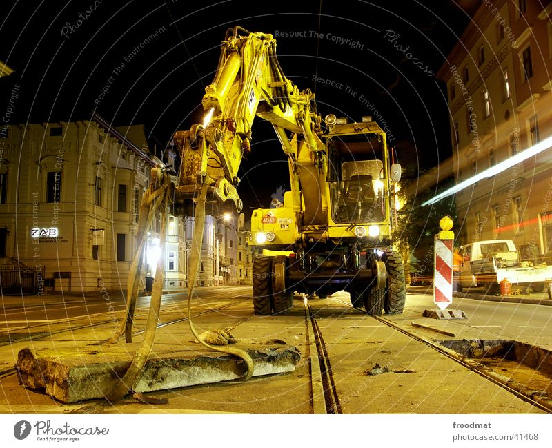 Technische Wartung #2 Langzeitbelichtung Gleise Straßenbahn Nacht Ampel Arbeit & Erwerbstätigkeit Nachtarbeit Cottbus Maschine Warnkegel Beton Straßenarbeiter