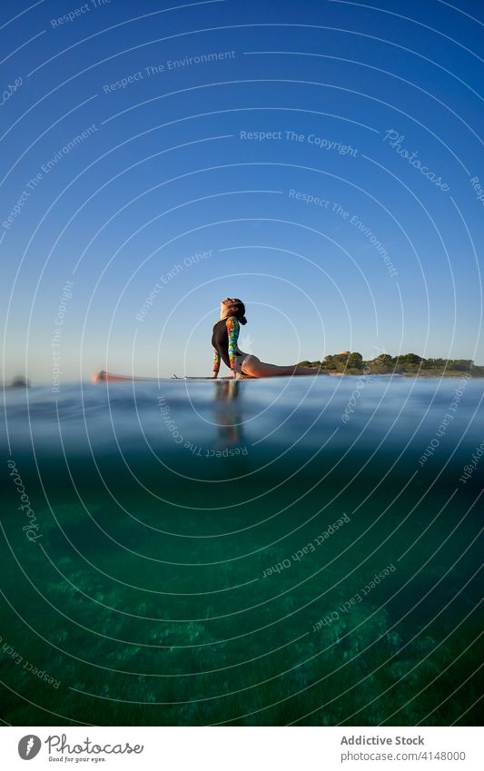 Flexible Frau macht Yoga auf Paddleboard Sonnenuntergang Pose Surfer Paddelbrett Gleichgewicht MEER Wasser Gesundheit Natur Harmonie sich[Akk] entspannen ruhig