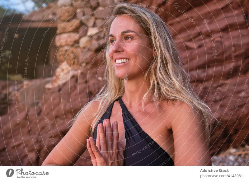 Porträt einer blonden Frau im Badeanzug beim Meditieren am Strand Yoga Meditation Natur Fitness meditierend Erholung Gesundheit Wellness üben