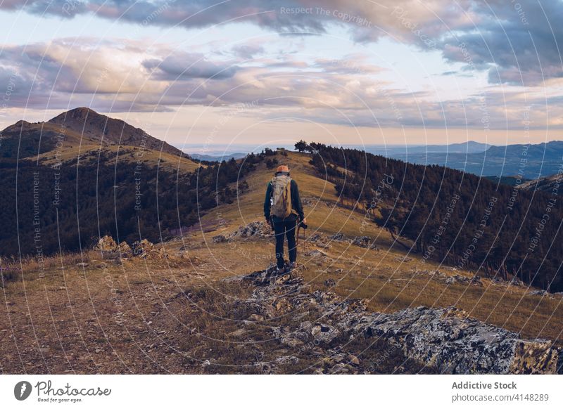 Reisender Mann, der einen Bergkamm entlang geht Wanderer Berge u. Gebirge Spaziergang Kamm Rucksack Wald Sonnenuntergang Tourist männlich reisen Wanderung