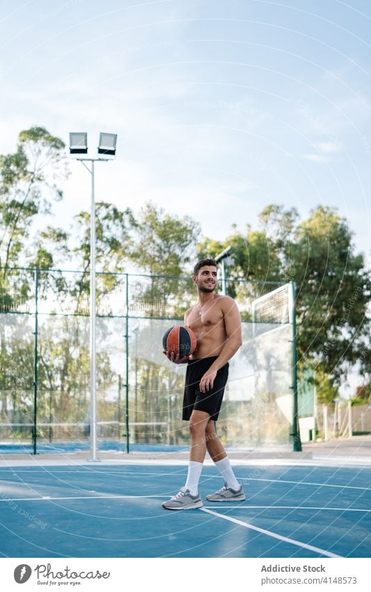 Männlicher Basketballspieler trainiert auf dem Spielplatz Spieler spielen Mann allein Sportler Sommer Training männlich Energie Gesundheit sportlich muskulös