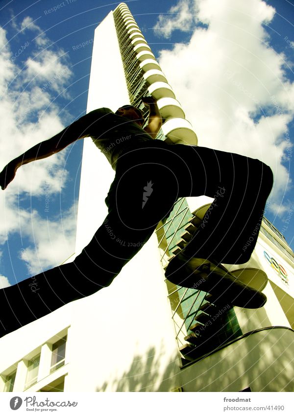 Olympia Stadion - Helsinki springen Wolken Finnland Sommer Gedanke Gebäude aufstrebend Erfolg lässig Stil Architektur Olympiade Turm Treppe Himmel Perspektive