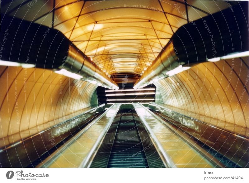Rolltreppe der Metro in Prag U-Bahn Fluchtpunkt gelb Architektur Lichterscheinung Röhren