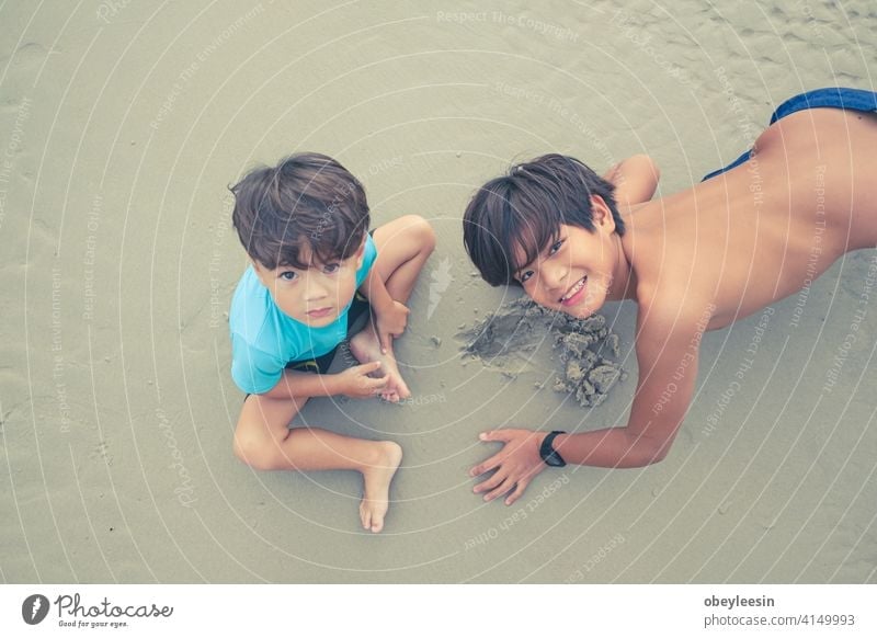 Niedliche Kinder haben Spaß am Sandstrand im Sommer Tag Lachen Erholung Freunde außerhalb Ferien wenig Wochenende heiß niedlich zwei rennen spielerisch Natur