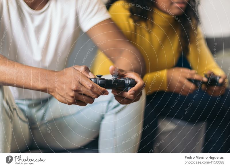Afroamerikanisches Paar spielt Videospiel zu Hause. Nahaufnahme heimwärts Spaß jung Glück Zusammensein Spielen Frau Mann Lifestyle Familie Sitzen männlich Liebe