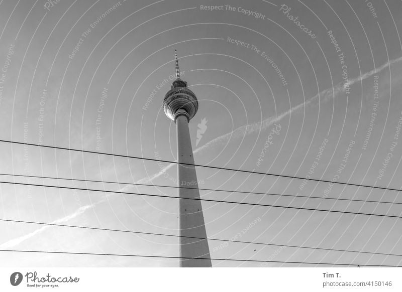 der Berliner Fernsehturm von unten Oberleitung Mitte Berlin-Mitte Wahrzeichen Turm Alexanderplatz Himmel Hauptstadt Architektur Sehenswürdigkeit Stadtzentrum