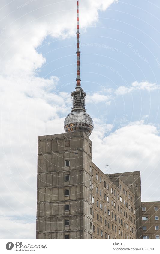 ein Plattenbau am Alexanderplatz ,im Hintergrund der Berliner Fernsehturm Wahrzeichen Himmel Turm Architektur Hauptstadt Sehenswürdigkeit Berlin-Mitte
