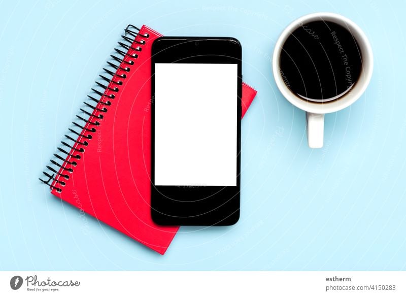 Smartphone mit weißem Bildschirm für Kopierraum mit weißer Tasse Kaffee und rotem Tagebuch Büro Telekommunikation Textfreiraum Vernetzung Nachricht sozial