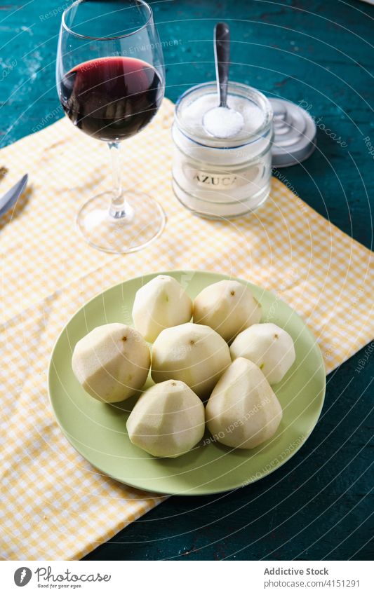 Wein und Birnen auf dem Tisch Rotwein Glas Frucht pochiert vorbereiten reif Dessert Küche Ordnung Teller roh Feinschmecker Mahlzeit Getränk Speise Lebensmittel