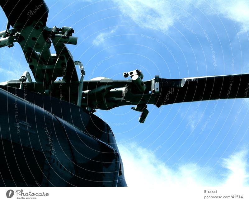 skyHigh Luftverkehr Hubschrauber Rettungshubschrauber Perspektive Rotor Farbfoto Außenaufnahme Detailaufnahme Tag Schatten Technik & Technologie Menschenleer