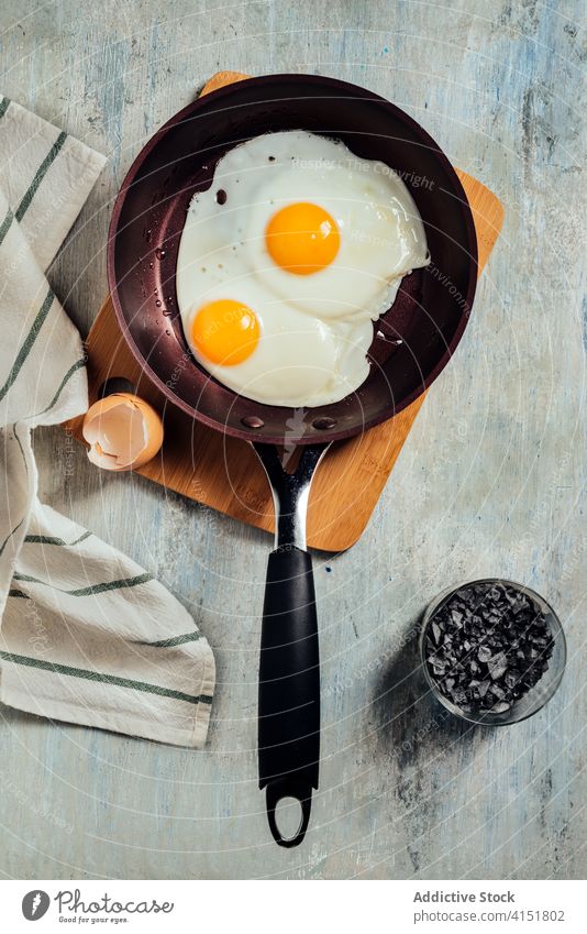 Spiegelei. Blick auf zwei Spiegeleier in einer Bratpfanne. Ei Frühstück gebraten Pfanne Protein Essen zubereiten Lebensmittel gekocht Cholesterin Teller