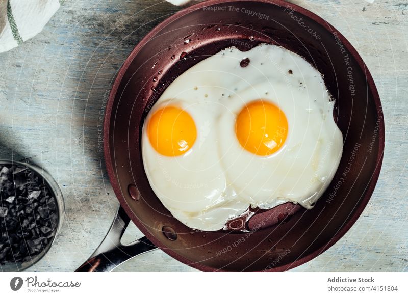 Spiegelei. Blick auf zwei Spiegeleier in einer Bratpfanne. Ei Frühstück gebraten Pfanne Protein Essen zubereiten Lebensmittel gekocht Cholesterin Teller