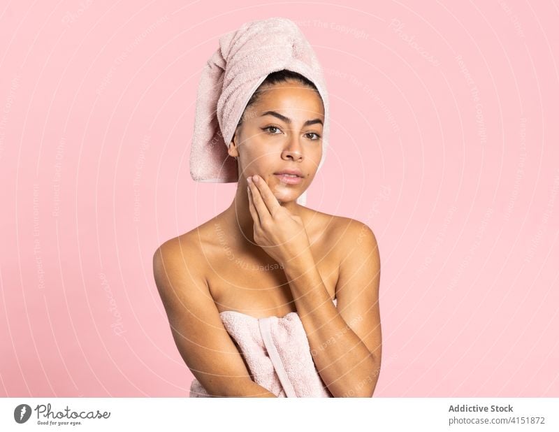 Junge ethnische Frau mit gesunder Haut schaut in die Kamera Schönheit Hautpflege Spa Handtuch Wellness Sauberkeit weich jung nackte Schultern Gesundheit sanft