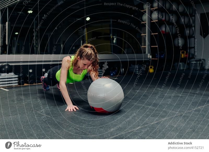 Sportlerin beim Training mit einem Medizinball im Fitnessstudio Frau Ball Übung stark Athlet Schiffsplanken Wellness Kraft Wohlbefinden physisch Vitalität