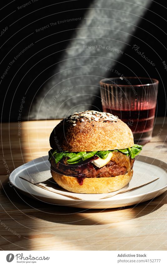 Leckerer Camembert-Burger mit Beerenmarmelade Hintergrund Selektiver Fokus Marmelade elegant süß klassisch Brie Tisch rustikal Frische Käse-Brie Preiselbeere