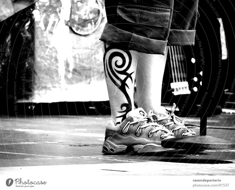 meine strammen wadeln Tattoo Show Schuhe Bühne Schuhbänder Frau Beine Fuß Fußknöchel