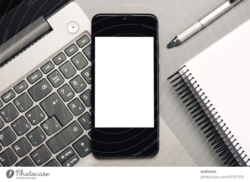 Smartphone mit weißem Bildschirm für Kopierraum mit Laptop und Notebook Büro Telekommunikation Textfreiraum Business Vernetzung Nachricht sozial Transparente