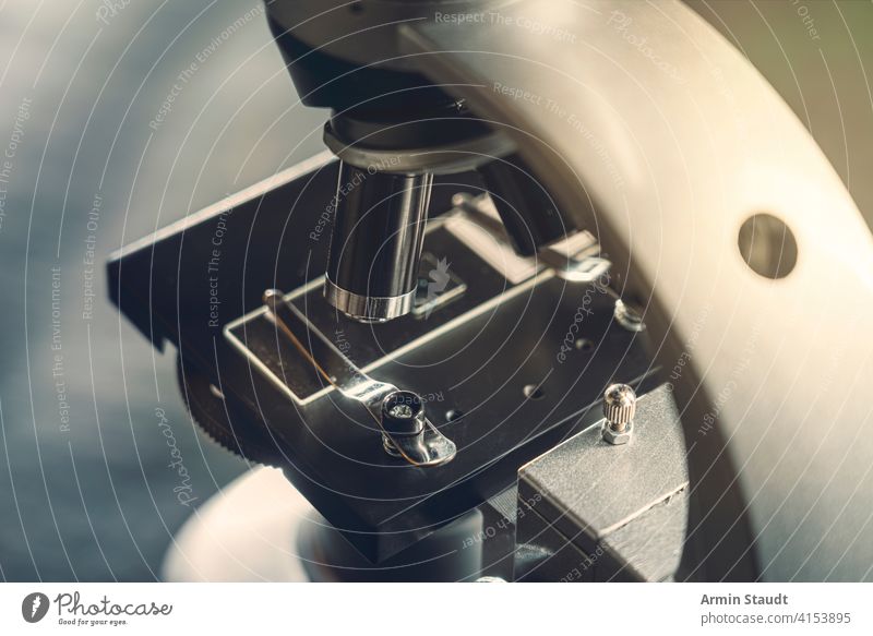 Details eines silbernen Mikroskops, mit schwarzem Hintergrund Analysieren Biologie Biotechnologie hell erleuchtet Chemie Nahaufnahme Detailaufnahme Fundstück