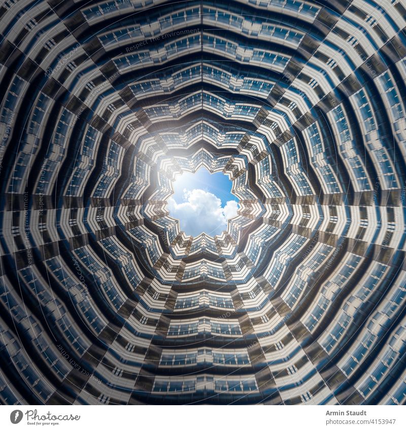 Komposition, Innenhof eines Wolkenkratzers mit blauen Fenstern abstrakt Verwaltung architektonisch Architektur künstlich Hintergrund hell Gebäude Business