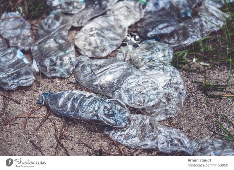 alte zerkleinerte Plastikflaschen, die auf dem Boden liegen Hintergrund Getränk Flaschen Nahaufnahme zerdrückt dreckig abgeworfen Erde Öko ökologisch Ökologie