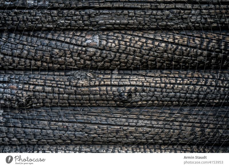 Nahaufnahme einer verkohlten Wand eines Blockhauses abstrakt gealtert Hintergrund schwarz Brandwunde verbrannt Holzkohle Kohle Beschädigte dunkel Design