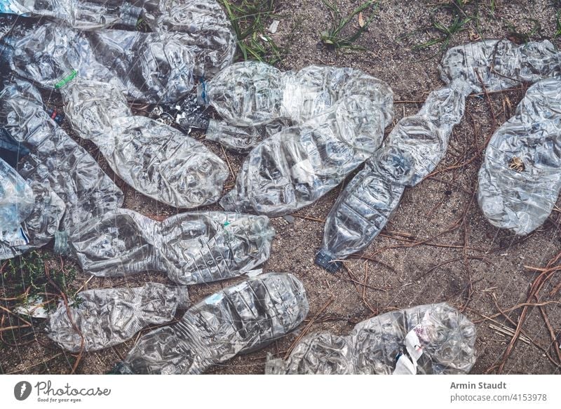 alte zerkleinerte Plastikflaschen, die auf dem Boden liegen Hintergrund Getränk Flaschen zerdrückt dreckig abgeworfen Erde Öko ökologisch Ökologie leer Umwelt