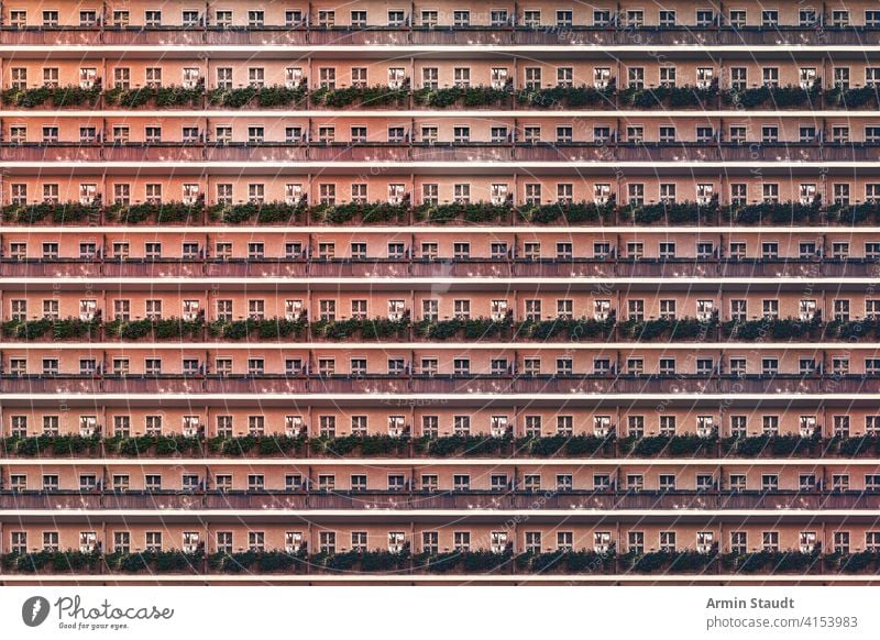 Architekturmuster, Balkonfassade eines Berliner Hauses Anonymität anonym Hintergrund groß Klotz Gebäude Großstadt Konstruktion Außenseite Fassade Wohnungen