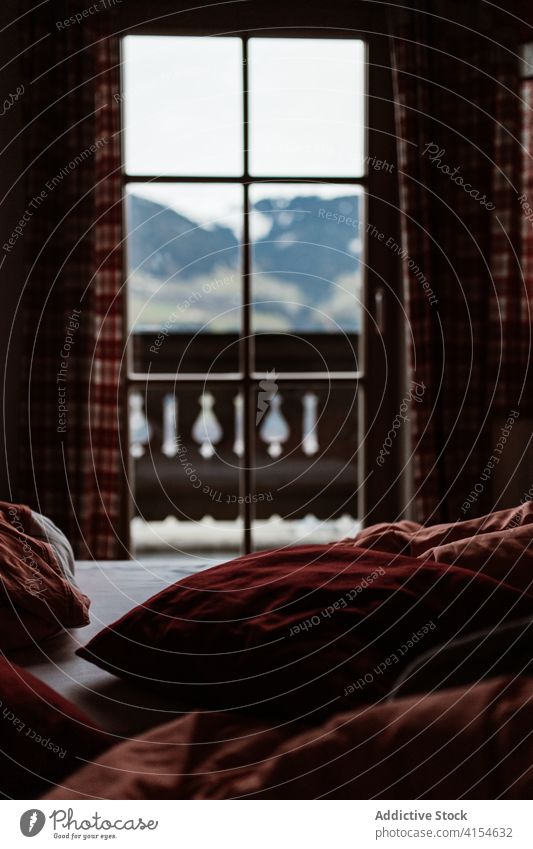 Interieur eines Hotelzimmers in den Bergen Raum Berge u. Gebirge Fenster Innenbereich gemütlich Komfort Schlafzimmer Bett Hochland Design Stil friedlich Gardine