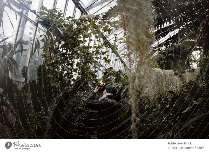 Fotograf fotografiert Pflanzen im Gewächshaus exotisch fotografieren tropisch wachsen Gedächtnis Schottisches Hochland Schottland Großbritannien
