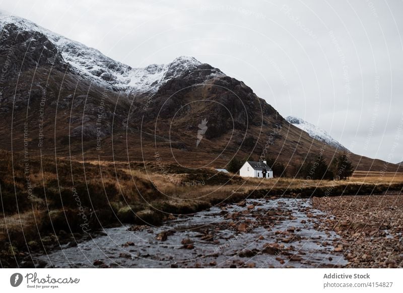 Einsames Haus im Gebirgstal im Herbst Berge u. Gebirge Tal Hochland Saison einsam kalt Fluss wohnbedingt Schottisches Hochland Schottland Großbritannien