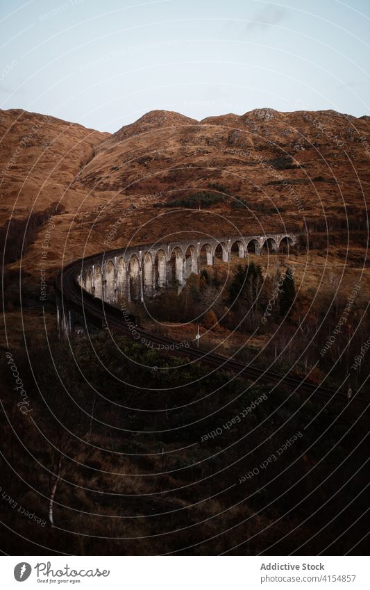 Altes Steinviadukt in den Bergen Viadukt Eisenbahn Berge u. Gebirge Hochland Glenfinnan-Viadukt Landschaft Herbst atemberaubend Konstruktion