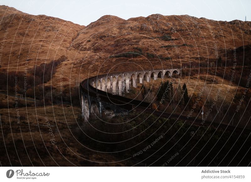 Altes Steinviadukt in den Bergen Viadukt Eisenbahn Berge u. Gebirge Hochland Glenfinnan-Viadukt Landschaft Herbst atemberaubend Konstruktion