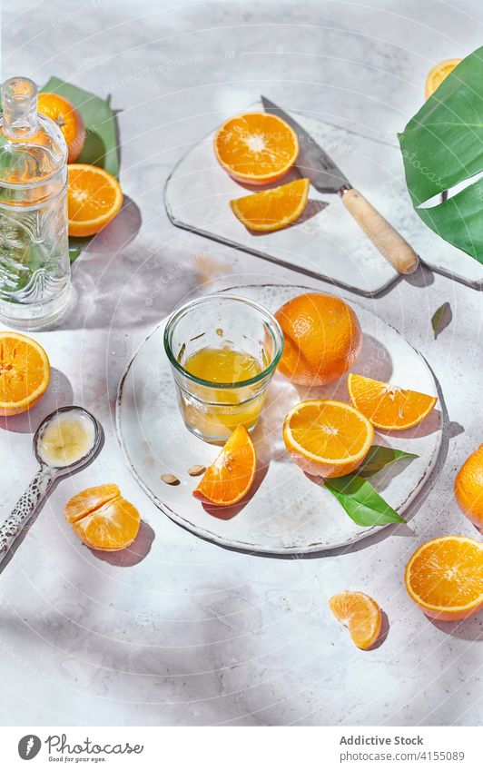 Leckere Orangen für Saft auf dem Tisch orange Zitrusfrüchte Ordnung vorbereiten reif Messer Glas Frucht organisch frisch Vitamin Bestandteil Ernährung hell