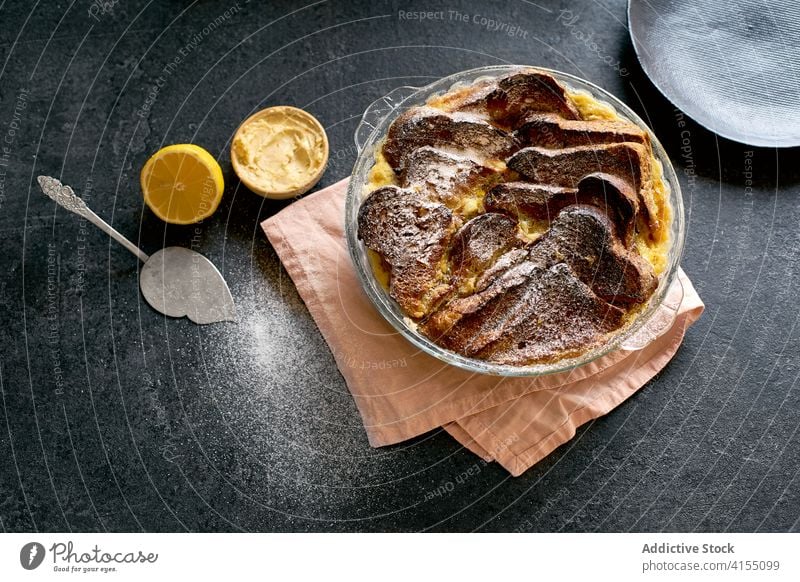 Süßer Brotpudding mit Orangenzestenbutter Lebensmittel Vanillepudding lecker Pudding Dessert Mahlzeit süß Gebäck selbstgemacht Rezept Hintergrund Küche