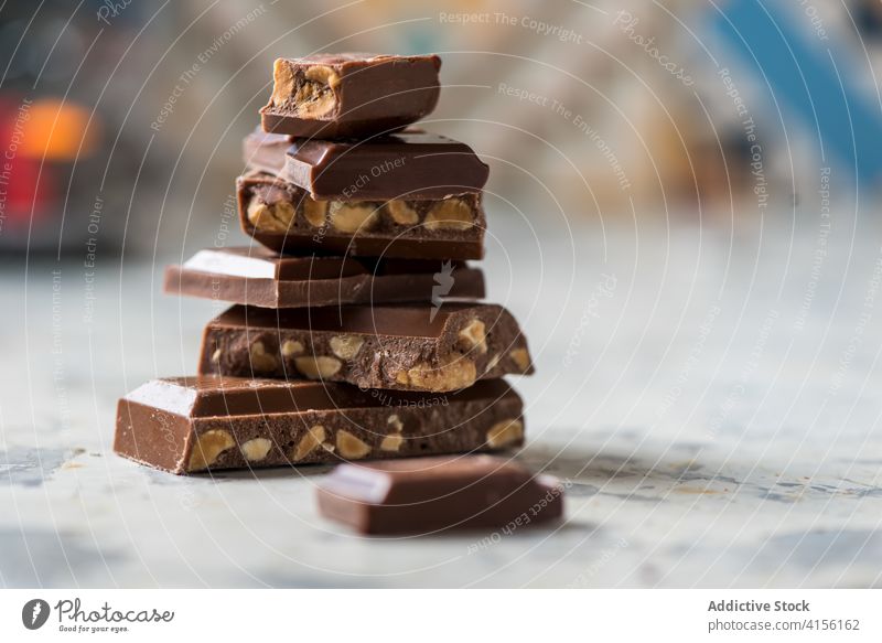 Schokoladenstückchen mit Nüssen Nut Spielfigur Bar Stapel süß Dessert Lebensmittel lecker Bonbon geschmackvoll gebrochen Kakao Leckerbissen Bestandteil dunkel