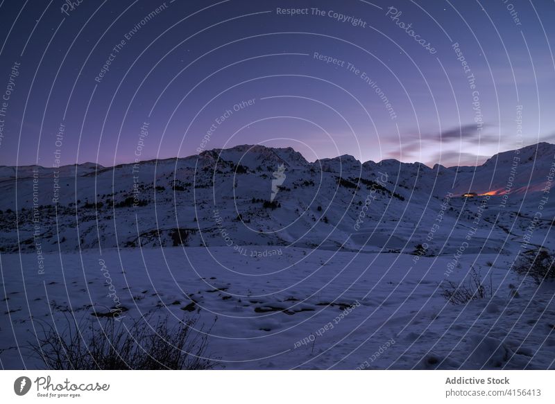Erstaunliche Landschaft der Berge im Winter Schnee Berge u. Gebirge Ambitus Nacht Himmel sternenklar weiß Saison Pyrenäen Huesca Spanien malerisch kalt gefroren