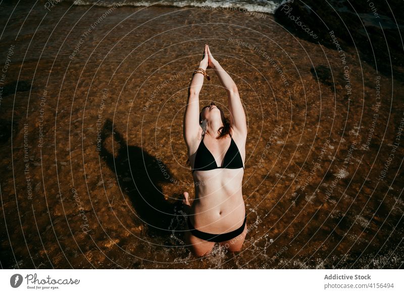 Frau macht Yoga in Kamelstellung am Meer Kamel-Pose Namaste gestikulieren üben ustrasana beweglich Yogi Asana Gesundheit Gleichgewicht Windstille positionieren