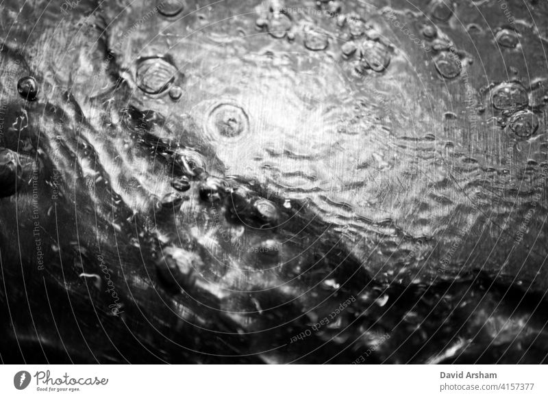 Kontrastreiches Wasserplätschern mit Blasen auf Metall fließen Oberfläche Durst vertreiben graphisch Rippeln abstrakt Stimmung Hintergrund erfrischend rein