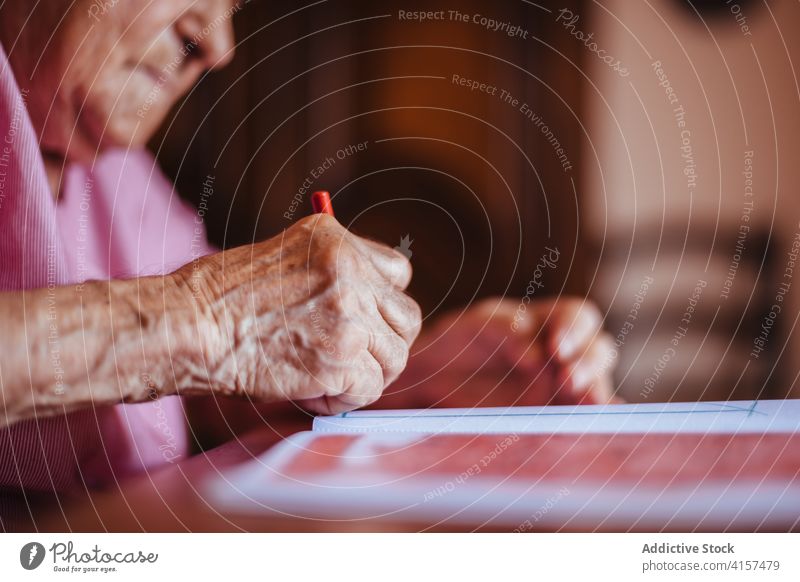 Ältere Frau malt auf einem Notizbuch Alzheimer mental Gesundheit Malerei Notebook Bleistift Ruhestand Großmutter Rentnerin Senior Demenz Haus älter