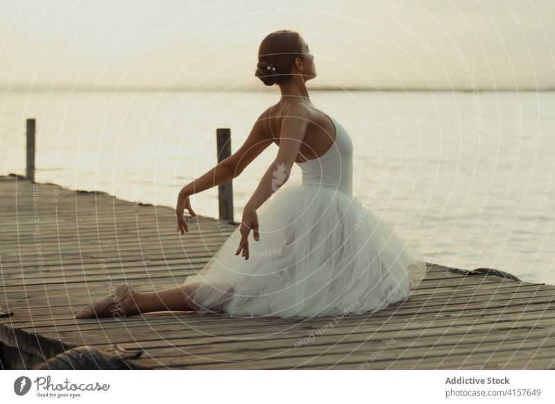 Anmutige Ballerina tanzt auf der Seebrücke Tanzen MEER beweglich klassisch Balletttänzer elegant sinnlich Pose Frau Tänzer Pier schlank jung ausführen Dehnung