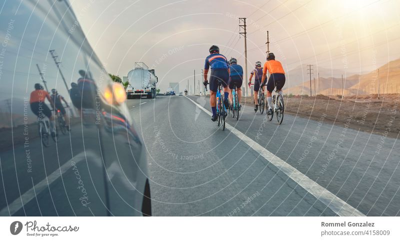 Gruppe von professionellen Radfahrern Training auf der Autobahn mit Sicherheit Begleitfahrzeug, Sicherheit Licht Menschengruppe Fahrradfahren Fitness Konkurrenz